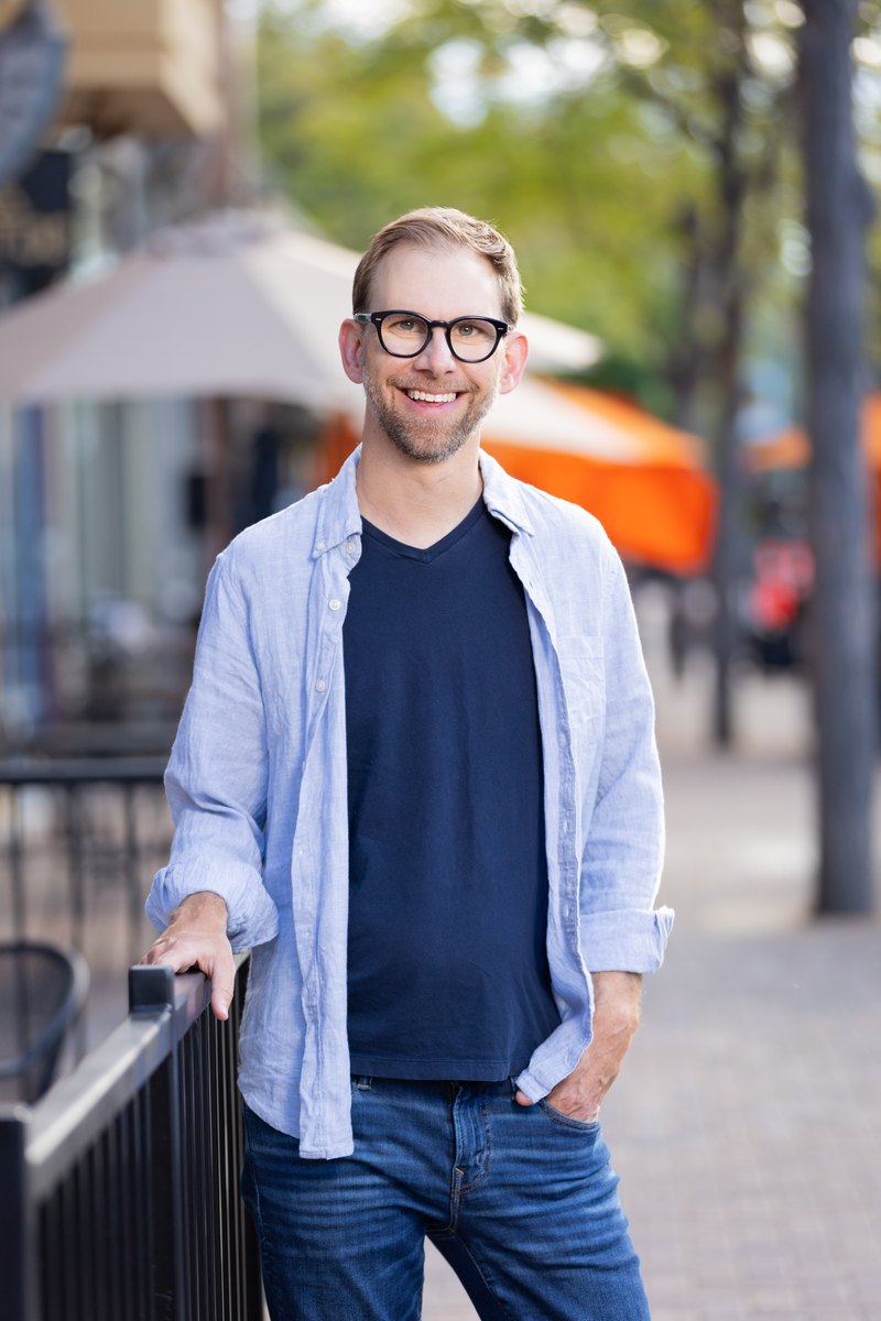 Michael Kutcher, Outdoors, casual, full length